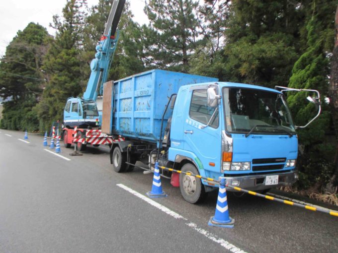 木の伐採工事:トラックの写真