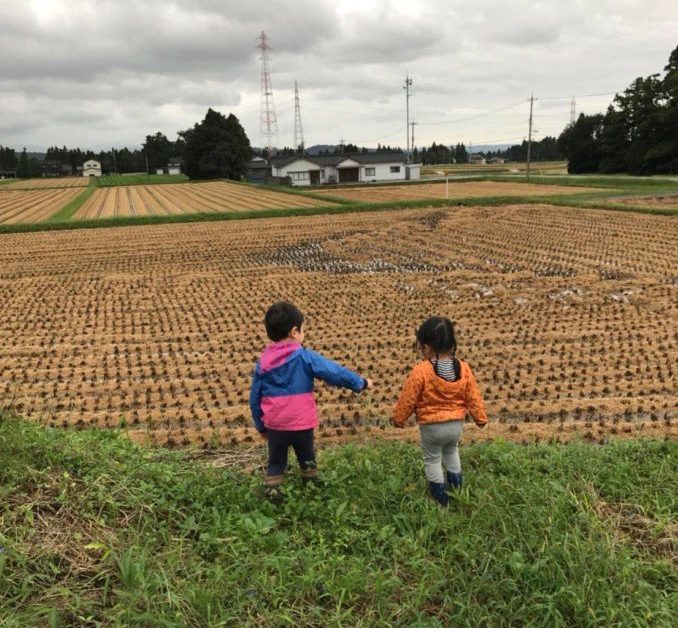 田舎の大切な家を守り続けたい子供達が遊ぶ写真