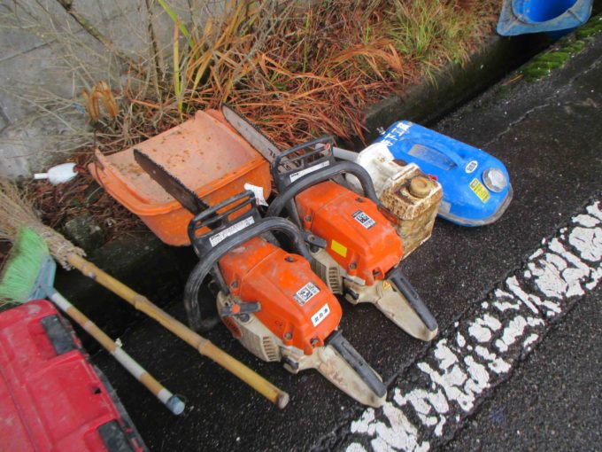 木の伐採工事:職人さんの道具の写真