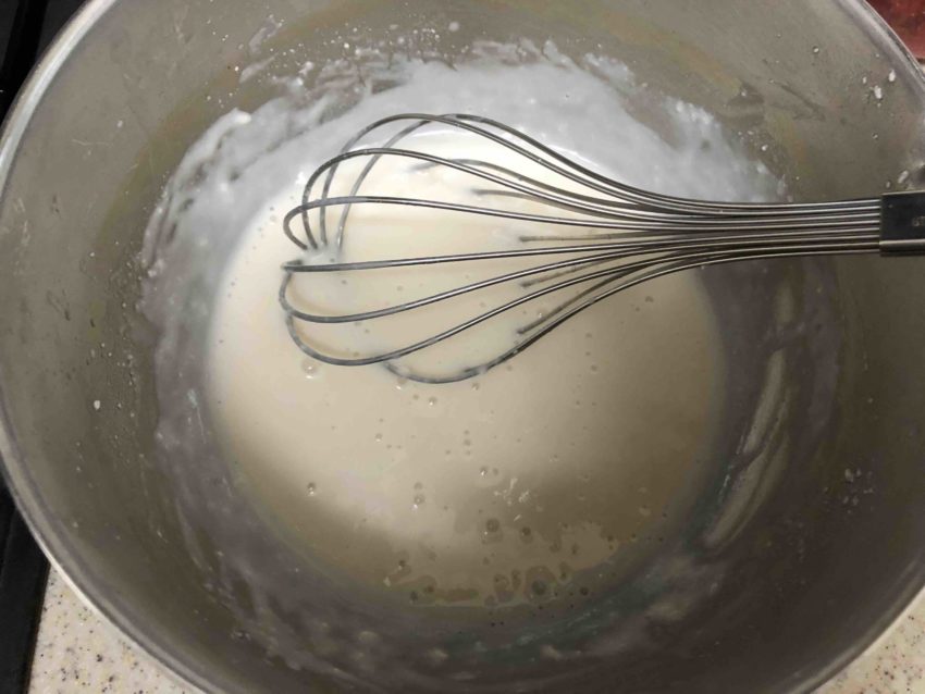 酒粕をお湯でとく様子