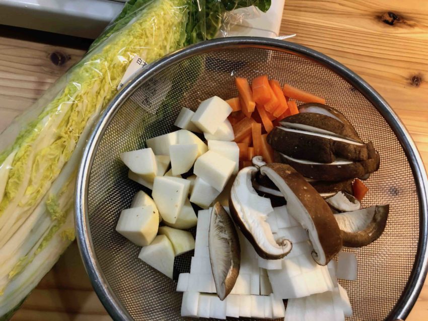 夕食の鍋用に切った野菜、作り置き野菜を流用