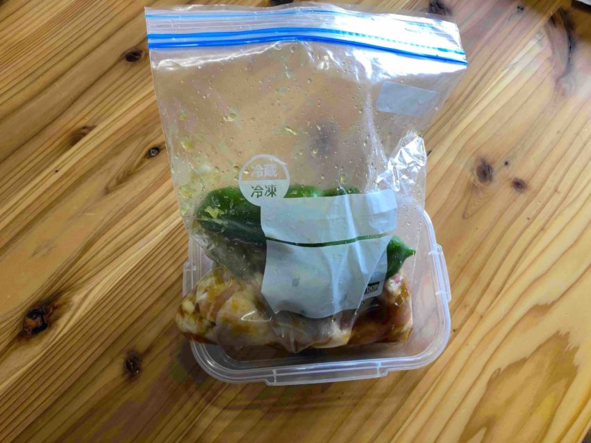 1週間のレシピを作り置きした冷凍用に保存袋に入れた食材の写真