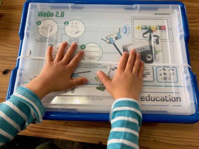レゴプログラミングロボット【レゴWeDo 2.0 】:梱包を開けた箱の外観の写真