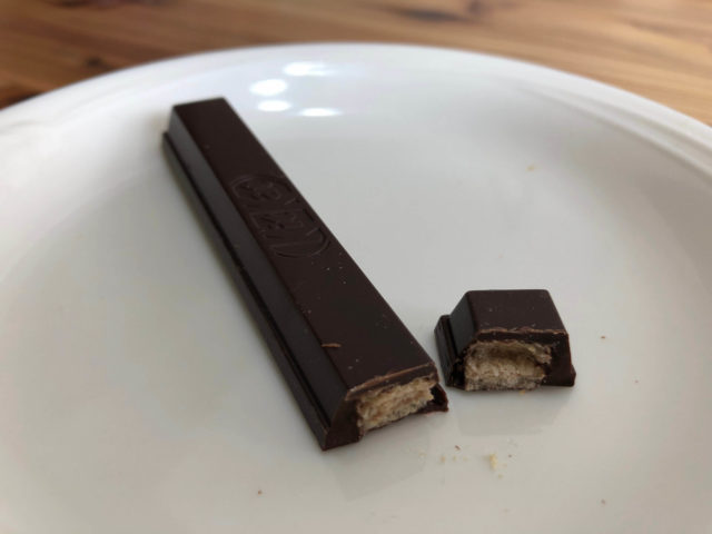 キットカット ショコラトリー:ビター味を切った様子