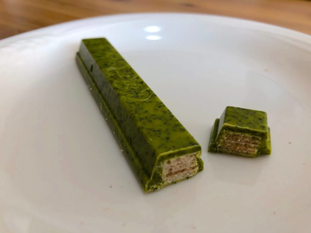 キットカット ショコラトリー:まっちゃ(抹茶)味を切った様子