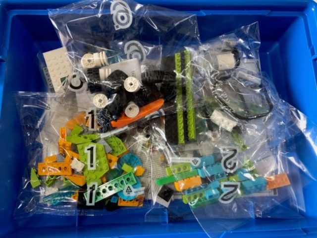 レゴプログラミングロボット【レゴWeDo 2.0 】:ブロックやパーツが詰まった箱の中の写真