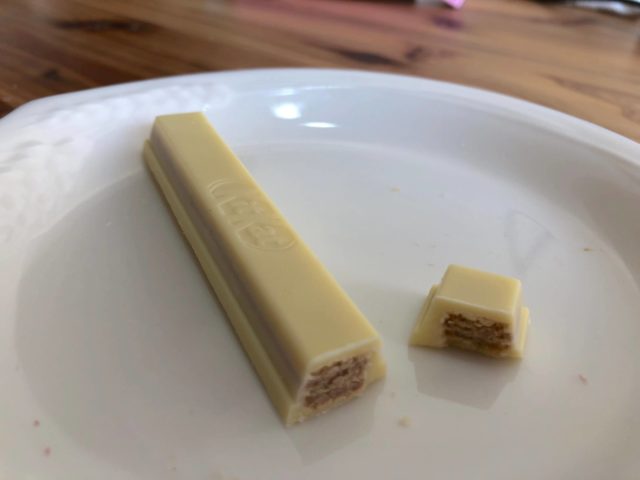 キットカット ショコラトリー:柚子味を切った断面図