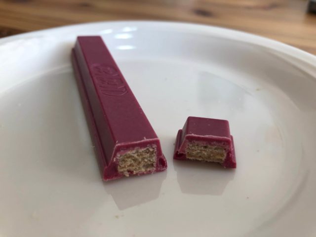 キットカットショコラトリー:カシス味を切った様子