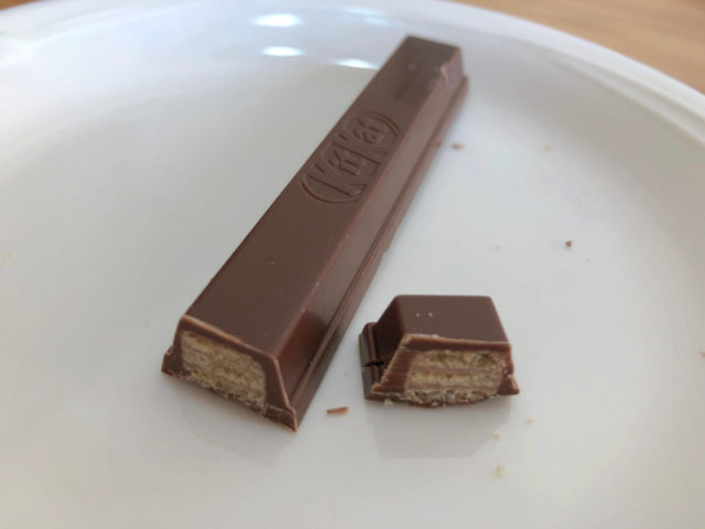 キットカット ショコラトリー:ミルク味を切った様子