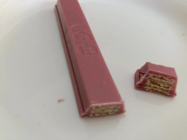 キットカットショコラトリー:ルビー味を切った様子