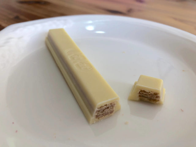 キットカット ショコラトリー:パッションフルーツ味を切った断面図