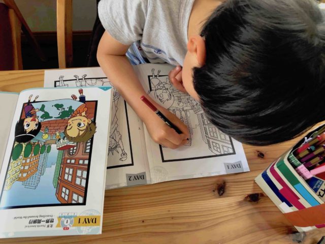 セブンプラスバイリンガルで塗り絵をする息子の写真