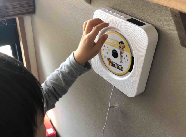 【セブンプラスバイリンガル】口コミと評判を検証!CDに触る息子の写真