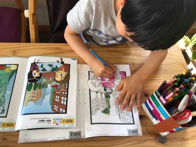 セブンプラスバイリンガル教材のぬり絵をする息子の写真